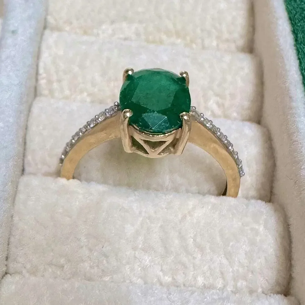 14K Yellow Gold 1.27ct Oval Emerald & 0.12 ct Diamond Cocktail Ring Size: 7 New